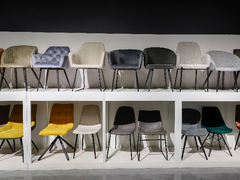 メタル脚のレストラン